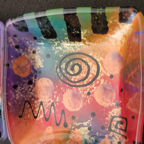 VINTAGE 1970S BOHO DECOR ABSTRACT ARTIST SIGNED GLASS PALLETES(6). - Picture 6 of 15